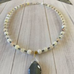 New Labradorite And Agate Necklace White Labradorite Necklace With Natural Stones, Yellow Agate, Crystals Jewelry, Agate Necklace, Pale Yellow, Crystal Jewelry, Womens Jewelry Necklace, Labradorite, Agate