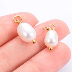 Apportez un charme sophistiqué à votre tenue avec le PEARL CHARM. Parfait pour les sorties en soirée élégantes, ce joli pendentif ajoute de la classe et de l'élégance à n'importe quel collier. Fabriqué à partir de matériaux de qualité supérieure, ce charme préparera à coup sûr n'importe quel look pour une soirée en amoureux.

 taille: 8-9mm prix pour 1 pièce

 matière : Perle d'eau douce Acier inoxydable plaqué or 18 carats Bead Necklace Diy, Pearls Jewelry Diy, Look Date, Diy Collier, Freshwater Pearl Jewelry, Beaded Necklace Diy, Jewelry Making Bracelet, Bracelet Bead, Necklace Diy