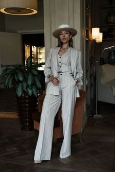 Suit With Hat Women, Suit And Hat Outfit Women, Street Style Suits Women, Women 3 Piece Suit, Dress Suits For Women Classy, Ladies Suits Formal Classy, Female Pantsuit, Female Suit Outfit, Women Suits Prom Classy