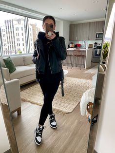 Dunks Outfit Woman, Jordan Outfits Womens, Black Leather Jacket Outfit, Fashion Outfits Casual, Jacket Outfit Women, Look Adidas, Jordan Outfits