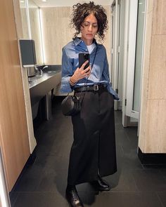 Neelam Ahooja, Maxi Skirt Fall, Bathroom Selfie, Restaurant Bathroom, Long Skirt Fashion, Pencil Skirt Outfits, Office Casual Outfit, Over 60 Fashion