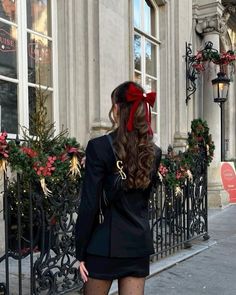 Outfit With Hair Bow, Christmas Foto Idea, Casual Cute Christmas Outfits, Red Hair Bow Outfit, Classy Winter Fits, Christmas Elegant Outfit, Red Bow Outfit, Classy Red Outfits, Paris Looks Winter