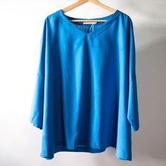 Beautiful V-Neck Top From Belle Zeke. 3/4 Length Dolman Style Sleeves. Bright Deep Blue Color. Missing Care & Fabric Tags. Otherwise, In Excellent Condition. No Other Flaws. I Believe The Fabric To Be Linen Or A Linen Blend. It Has The Knit Style And Nubbiness Of Linen (See Photos For Examples). Size 2x. Measurements Are Taken One Side, Laid Flat. Armpit To Armpit: 31.5" Waist: 30" Shoulder To Hem: 26.5" Oversized Blue Half Sleeve Top, Blue Batwing Sleeve Blouse For Summer, Blue Summer Blouse With Batwing Sleeves, Blue Batwing Sleeve Blouse For Spring, Blue Batwing Sleeve Summer Tops, Blue Relaxed Fit V-neck Tunic, Casual Blue Blouse With Batwing Sleeves, Casual Blue Batwing Sleeve Blouse, Blue V-neck Tunic For Spring