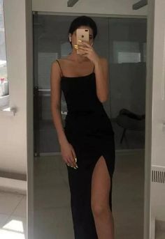 Black Square Neck Slip Dress For Party, Long Black Prom Dress, Little Black Dress Classic, Prom Dress Simple, Prom Dress With Split, Outfit Elegantes, Prom Dresses Simple, Black Evening Dress, Dress With Split