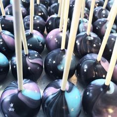 there are many cake pops with stars on them