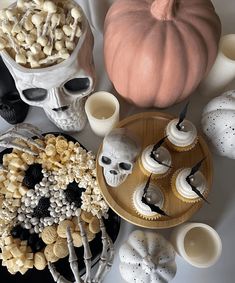 Chic Halloween Party, Elegant Dishes, Halloween Party Food Ideas, Halloween Party Food, Spooky Chic, Party Food Ideas, Chic Halloween, Halloween Dinner, Halloween Food For Party