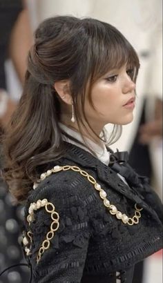 #jenna #jennaortega #ortega #wednesday #mercredi #mittwoch #Mercoledì #woensdag #miercoles #california #netflixseries #brunettestyle #latinamerica #actor #adams #adamsfamily Jenna Ortega Half Up Half Down, Prom Hair With Bangs Updo, Bangs Hairstyles Wedding, Make Up Ideas For Graduation, Formal Hairstyles For Long Hair All Down, Fancy Hairstyles With Bangs, Bride Hairstyles With Bangs, Prom Hair With Bangs, Bridal Hair With Bangs