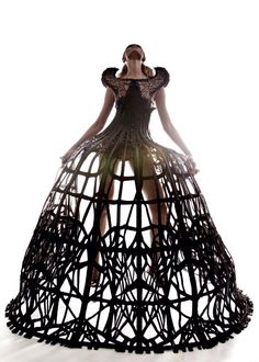 Dramatic Cage Dress - 3D fashion constructs; sculptural fashion design; dark romance // Arachne collection by Malgorzata Dudek Sukienki Maksi, Architectural Fashion, Cage Dress, Mode Editorials, Sculptural Fashion, 3d Fashion, Couture Mode, Futuristic Fashion, Architecture Fashion