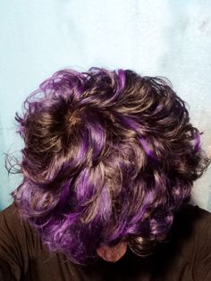 Dyed Curly Hair Men Black, Purple Punk Hair, Blue Hair Dye Ideas Short Hair, Dark Purple Hair Men, Mens Dyed Hair Ideas, Purple Hair Men, Cool Hair Dye Ideas, Pelo Aesthetic, Purple Hair Tips