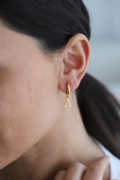 --LosAngelesMinimalist-- Letter Earring, Minimalist Earrings, Huggie Hoop Earrings, Gold Plated Earrings, Initial Earring, Everyday Earrings, Personalized Earring Please write down the initial you want to finalize the order. It offer an easy usage and will hold up long times due to the material choice and production quality. The earrings comes in pairs. Material: High-Quality Solid 925 Sterling Silver Finish: Gold, Silver, Gold Rose The earring is finished with either 14K gold fill, rose gold fi Minimalist Personalized Drop Earrings, Personalized Minimalist Drop Earrings, Simple Huggie Earrings For Gift, Personalized Minimalist Dangle Earrings, Interlocking Circle Necklace, Earring Minimalist, Mom Ring, Letter Earrings, Initial Earrings