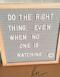 a sign that says do the right thing, even when no one is watching it