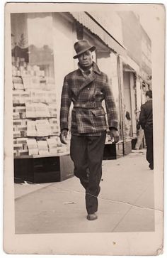 1940s Superstylin'. Love the way he's wearing that hat Bayard Rustin, Dandy Lion, Americana Vintage, Black God, 40s Fashion, Vintage Hippie, Sharp Dressed Man