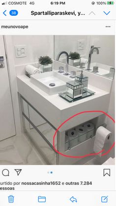 an image of a bathroom with the caption's circled out in spanish and english