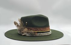 Embellished Hats Ideas, Custom Hat Bands, Hat Bands Diy Ideas, Diy Leather Hat, Fedora Hat Outfits, Hat Bands