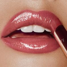 Glossy Lipstick, Peach Lipstick, Glossier Lipstick, Nude Lipstick, Pink Lipstick, Lip Colour, Makeup Pictures, Beautiful Lips, Glossy Lips