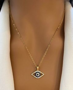 Evil Eye Jewelry Necklace, Blue Eye Necklace, Jewellery Branding, Blue Evil Eye Necklace, Necklace Evil Eye, Hamsa Jewelry, Sneaker Outfits, Evil Eye Necklace Gold, Lucky Blue