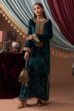 Green Velvet Dress Pakistani, Latest Velvet Dresses, Emerald Green Velvet Dress, Boho Chic Style Outfits, Velvet Kurta, Elegant Fashion Outfits, Silk Kurti Designs, Dress Pakistani, Designer Anarkali Dresses