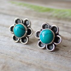 Palabras clave:
 Purificación | Fuerza | Balance

 Chakra:  
Garganta

 Zodíaco:
 ♓Piscis | ♏Escorpio | ♐Sagitario

 Dimensiones:
 11mm
 pendientes de plata de ley Pisces Scorpio, Zodiac Pisces, Pisces And Scorpio, Chakra Throat, Turquoise Stud Earrings, Scorpio Sagittarius, Jewellery Box Making, Turquoise Flowers, Flower Stud Earrings