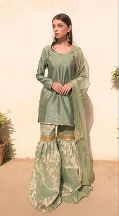 Mehndi Outfit Bridal Simple, Nikkah Dress For Sisters, Mehendi Outfits Sisters, Wedding Outfit Pakistani, Garara Designs, Dress For Bride Sister, Garara Dress, Sisters Photoshoot Poses