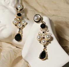 Beautiful vintage style black onyx and pearl lace dangle earrings. Delicate fan shape gold lace with pearls embedded, teardrop black gemstone dangle. Dark Gothic accent yet looks elegant and glamorous. Handmade dainty and sturdy earrings, gorgeous ear statement jewelry for parties and occasions and weddings. 💎 Features: ♥ Finish: 14K Gold plated, 925 sterling silver post ♥ Main Stone: black onyx zircon ♥ Side Stone: baroque pearl ♥ Push back closure ♥ Approximate Measurements: - Length: 2.7" - Width: 0.7" ♥ Lightweight, easy to wear ♥ Nickel/Lead Free, Hypoallergenic, good for sensitive skins 🎁 Packing & Shipping: ♥ All our jewelry will be shipped with beautiful gift wrap packaging ♥ Handwrite gift notes/cards available upon request ♥ SAME DAY& FREE US Domestic Shipping available ♥ Inter Black Dangle Pearl Earrings, Black Pearl Drop Earrings For Formal Events, Black Pearl Drop Earrings For Formal Occasions, Elegant Black Pearl Earrings, Black Teardrop Pearl Earrings Gift, Black Drop Pearl Earrings As A Gift, Black Pearl Drop Earrings For Evening, Black Pearl Drop Earrings For Party, Black Drop Pearl Earrings For Gift