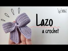 a crochet bow is shown with the words lazo on it