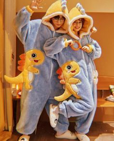 Onesie Pajamas Couple, Cute Matching Couple Things, Matching Couple Onesies, Couple Pajamas Aesthetic, Matching Pajamas Aesthetic, Piyama Couple, Couple Onesies, Couple Pijama, Couples Onesies