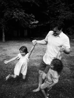 Joy and movement captured on black and white film during a lifestyle family session at home in the backyard. Film photography inspiration for family photography and outfit ideas. Family Film Photos, Day In The Life Photography, Backyard Family Photoshoot Ideas, Family Film Photography, Film Photography Inspiration, Family Documentary Photography, Documentary Family Photos, Children Playing Photography, Family Photos Documentary