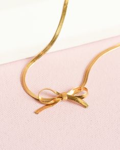 A dainty herringbone necklace with a bow! This necklace is adjustable to length as a choker. Materials: ﻿﻿This necklace is gold plated and is recommended to be taken off in the water or when working out. Final Sale: This item is final sale and not eligible for returns. Please double check your wrist size and any details prior to ordering. xo - We appreciate your understanding! Jewellery Photo, Bow Season, Herringbone Necklace, Bow Necklace, Bow Accessories, Funky Jewelry, Photo Jewelry, Ring Bracelet, Herringbone