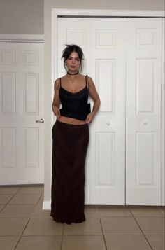 Long Skirt Small Top Aesthetic, Low Waist Maxi Skirt Outfit, Long Skirt Dinner Outfit, Maxi Skirt And Crop Top Outfit, Long Skirt Concert Outfit, Maxi Brown Skirt Outfit, Outfits With Skirts Long, 90s Maxi Skirt Outfit, 90s Skirt Outfits Long