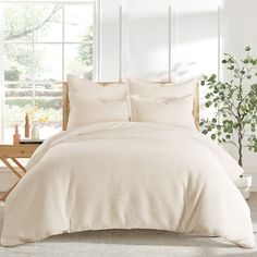 the comforter is clean and ready to be used in the bedroom or as a bed