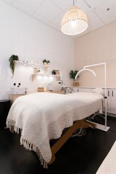 This Esthetician salon studio in Murrieta, California has a white theme with light wood fixtures and mauve accents to create a clean, warm feel. Home Microblading Room, Boho Theme Lash Room, Clean Studio Aesthetic, Spa Room Furniture, Spa Studio Design, Cute Spa Room Ideas, Boho Suite Decor, Esthetician Spa Decor, Outfits For Estheticians