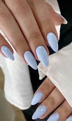 Cor linda 😍 One Solid Color Acrylic Nails, Lilac Blue Nails, One Colour Nails, Pale Blue Nails, Powder Blue Nails, Solid Color Acrylic Nails, Periwinkle Nails, Light Blue Nails, Baby Blue Nails