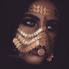 Arabian Jewelry, Arabic Makeup, Arabian Women, Face Jewellery, Arabian Beauty, Extraordinary Women, Face Mask Fashion, Fashion Mask, Arab Women