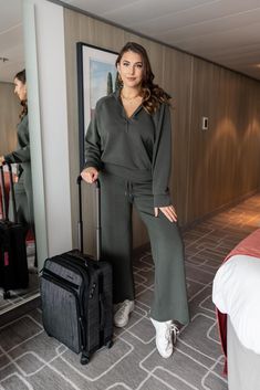 Airport Outfit Winter, Cute Airport Outfit, Travel Outfit Ideas, Comfy Airport Outfit, Comfortable Travel Outfit, Airport Outfit Summer, Flight Outfit, Comfy Travel Outfit