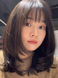 Korean Hairstyles For Round Face, Korean Short Hair With Bangs Round Faces, Korean Medium Haircut With Bangs Round Face, Korean Bangs Short Hair Round Face, Korean Haircut Medium Round Faces, Asian Hairstyles Women Medium, Korean Bob Haircut Bangs Round Faces, Asian Hairstyles Women, Hairstyles For Round Face