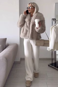 #falloutfit #fall #falloutfitideas #falloutfitsforwomen #elegantstyles #elegant #elegantoutfit #stockholm #stockholmoutfit #beige #beigeaesthetic #beigeoutfit #coat #ugg #uggs Big Fluffy Jacket Outfit, Beige Shearling Jacket Outfit, Beige Faux Fur Coat Outfit, Ugg Inspo Outfit, Beige Uggs Outfit, Uggs Disquette Outfit, Sand Uggs Outfit, Beige Heels Outfit, Cream Winter Outfit