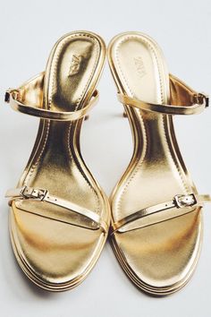 METALLIC BUCKLE HEELED SANDALS - Gold | ZARA United States Metallic High Heels, Blazers Shoes, Outfit Zara, Metallic Heels, Buckled Heels, Zara Shoes, Pretty Shoes, Heeled Sandals, High Heel Sandals