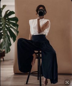 Shooting Outfits For Women, Casual Gala Outfit, Black Top Outfit Aesthetic, Vintage Woman Photography, Self Portraits, Foto Tips, Neue Outfits, Looks Street Style, Olivia Palermo