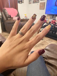 Maroon Nails With Sunflowers, Fall Beach Toenails, Fall Sunflower Nails Acrylic, Sunflower And Rose Nails Acrylic, Burgundy Nails With Sunflower, Maroon Sunflower Nails, Pumpkin Sunflower Nails, Autumn Sunflower Nails, Burgundy And Sunflower Nails