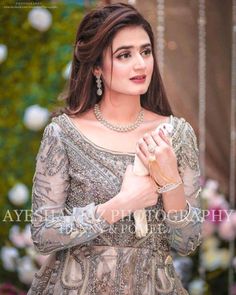 Side Partition Hairstyles Indian, Jora Hairstyle Pakistani, Side Partition Hairstyles Indian Wedding, Open Hairstyles Straight Hair, Bridal Hijab Styles Pakistani, Pakistani Hair Style, Indian Wedding Hairstyles For Long Hair, Front Hair Styles For Wedding, Pakistani Bride Hairstyle