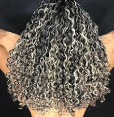 Partial Balayage Curly Hair, Afro Hair Dye, Blonde Highlights Curly Hair, Curly Highlights, Brown Hair Inspiration, Curly Hair Beauty, Dyed Curly Hair, Natural Curly Hair Cuts, Highlights Curly Hair