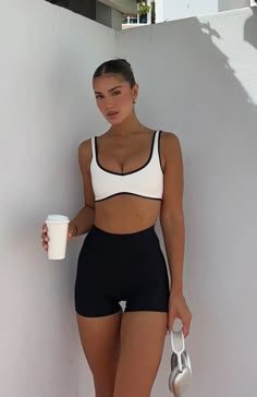 Cream Workout Outfit, Athleisure Summer, Modele Fitness, Gymwear Outfits, Custom Patch, Musa Fitness, Cute Workout Outfits, Fitness Wear Outfits