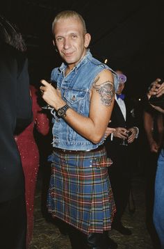 Jean Paul Gaultier 90s, 90s Outfit Inspiration, 90s Party Outfit, Tartan Fashion, Look Jean, Tartan Skirt, Men In Kilts, 90s Fashion Outfits