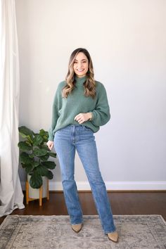 6 Ways to Wear Flare Jeans - Pumps & Push Ups Feminine Jeans Outfit, Flair Jeans Outfit Winter, Light Denim Jeans Outfit, Outfit With Flare Jeans, Flare Jeans Outfit Winter, Flared Jeans Outfit Fall, Flair Jeans Outfit, Style Flare Jeans