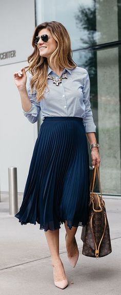 pleated midi navy skirt, a striped blue shirt, blush shoes Midi Skirt Outfits Summer, Fashionable Work Outfits, Rok Outfit, Pleated Skirt Outfit, Skirt Diy, Midi Skirt Outfit, Outfit Chic, Rock Outfit, Summer Work