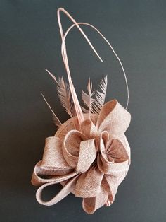 Elegant Blush Fascinator. Comes with clips and headband for a secured and comfortable look. This will be a great way to add elegance to any, bridesmaid, rehearsal dinner, Wedding guest, cocktail party, or church outfit. - Rare find - Lightweight - Ready to ship - Fast Shipping - Free Shipping - Group discount available - Customize by adding different color flowers and or feathers It comes in other colors see their links below: Check my store for styles and colors. etsy.com/shop/Hatsandpearls Fin Derby Gala, Kentucky Derby Style, Kentucky Derby Wedding, Fascinator Hats Diy, Derby Wedding, 1940s Hats, Sinamay Hat, Hat Tea Party, Tea Hats