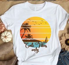 Cali Vibes, Summer Vacation Style, Aloha Beaches Shirt, Vintage Aloha, T Shirt World, California Beach, Mens Boardshorts, Beach Theme, Vacation Shirts