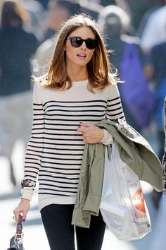 The simply chic stripe tee is a closet must-have. Stripes Skirt, Style Désinvolte Chic, Style Casual Chic, Olivia Palermo Style, Shoes Girl, Skirt Tutorial, Outfit Styles, Simply Chic