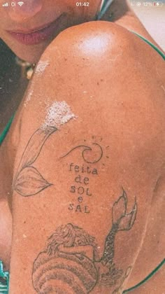 a woman with a tattoo on her arm that says relax, de sol soi sal