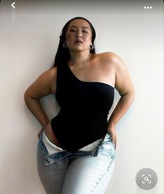 It's amazing to see how plus-size models are getting more exposure in the fashion industry, social media, and photography. Due to plus size photo poses, they Jeans For Plus Size Women, Curvy Girl Outfits, Curvy Girl Fashion, Model Poses